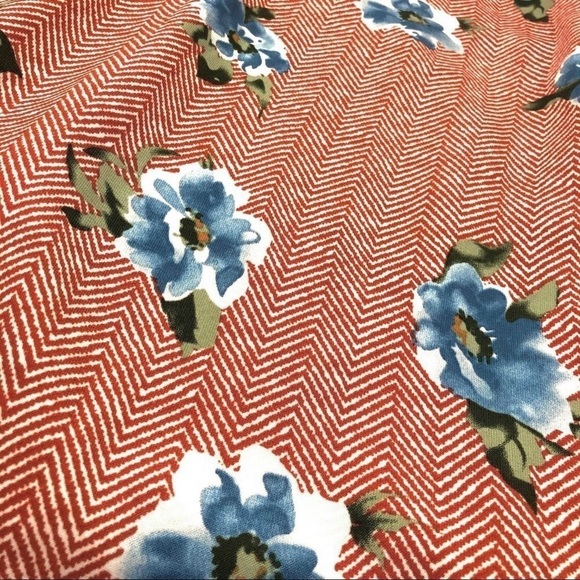 🌺 Les Amis Chevron Floral Print Tie Neck Blouse Size S NWT - Picture 2 of 9